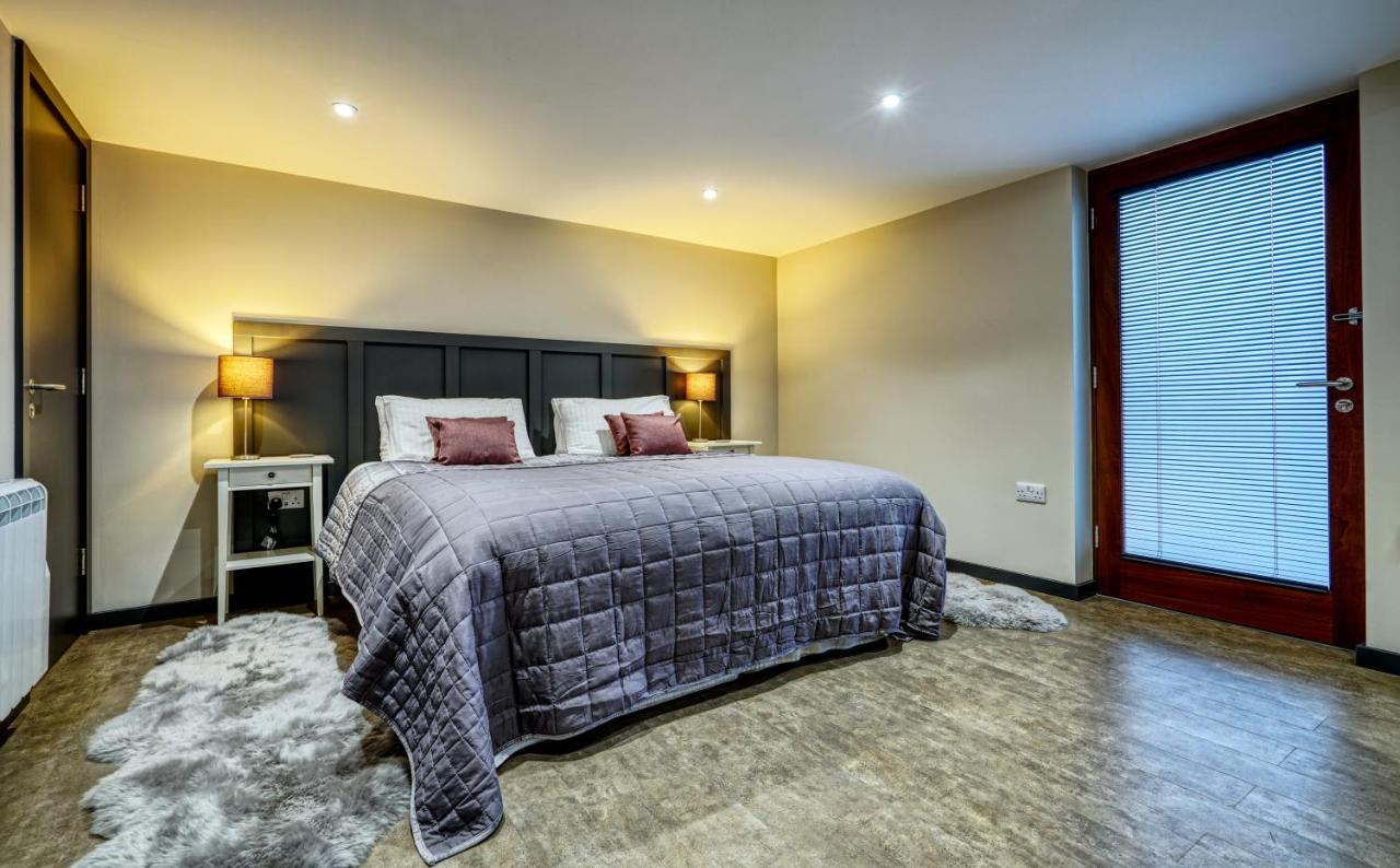 The Courtyard Apartment Brampton  Ngoại thất bức ảnh